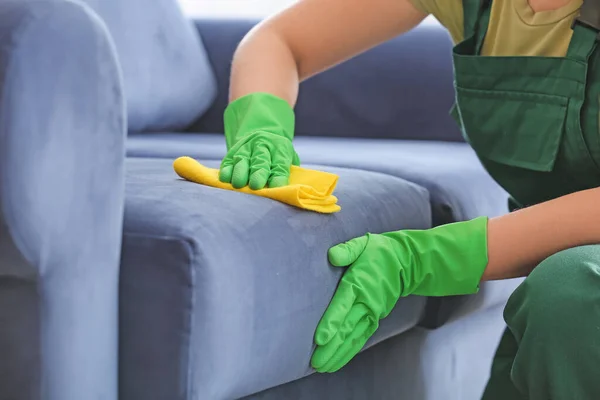 Dry Cleaner Employee Removing Dirt Sofa House — Stock Photo, Image