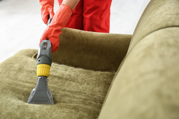 Kuru Temizlemecinin Çalışanı Evdeki Kanepedeki Kiri Temizliyor — Stok fotoğraf