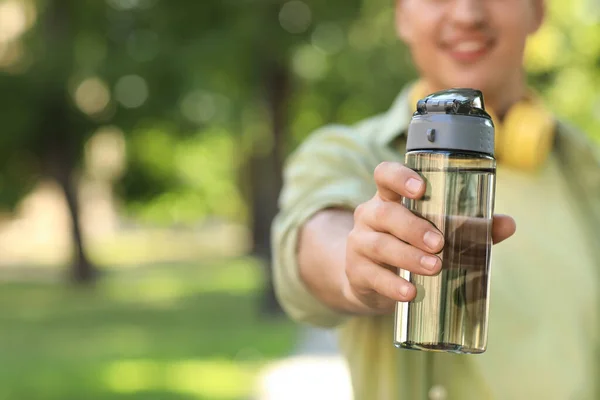 Jeune Homme Avec Bouteille Eau Dans Parc Gros Plan — Photo