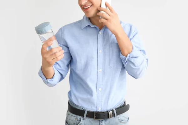 Νεαρός Άνδρας Ένα Μπουκάλι Νερό Που Μιλάει Στο Τηλέφωνο Στο — Φωτογραφία Αρχείου