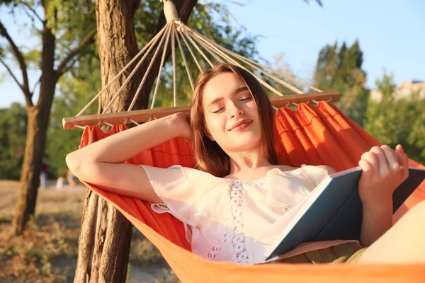 Jonge Vrouw Lezen Boek Terwijl Ontspannen Hangmat Buiten — Stockfoto