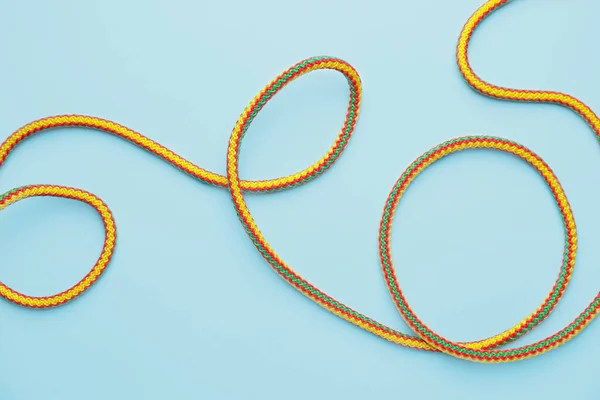背景色の長いロープ — ストック写真