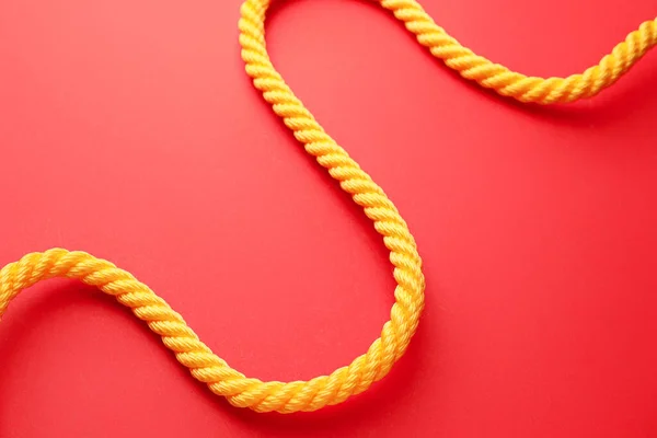 Langes Seil Auf Farbigem Hintergrund — Stockfoto
