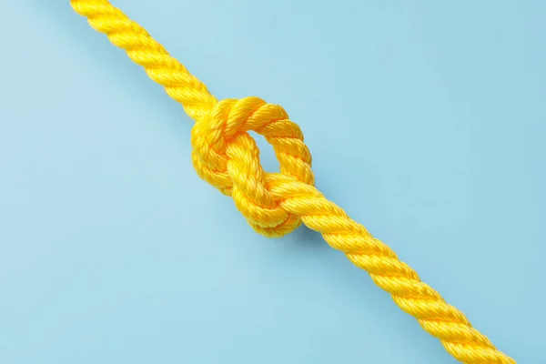 Верёвка Узлом Цветном Фоне — стоковое фото