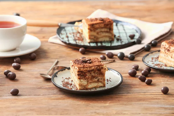 Piatto Con Gustoso Tiramisù Sul Tavolo — Foto Stock