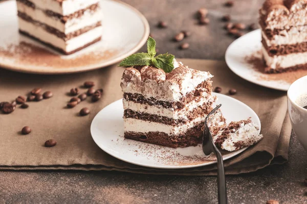 Piatto Con Gustoso Tiramisù Sul Tavolo — Foto Stock