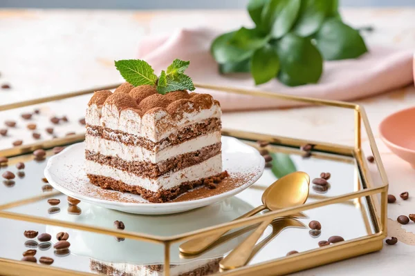 Vassoio Con Gustoso Tiramisù Sul Tavolo — Foto Stock