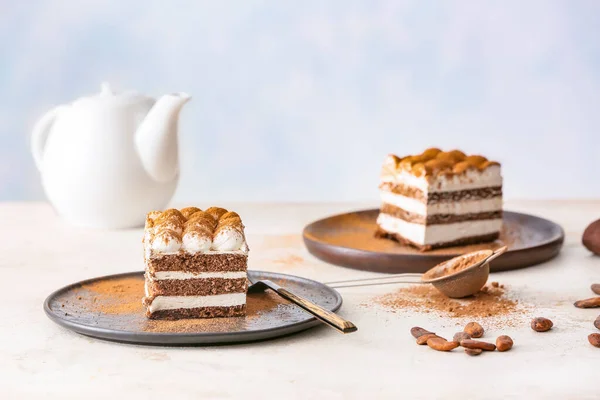 Ízletes Tiramisu Tányérok Asztalon — Stock Fotó