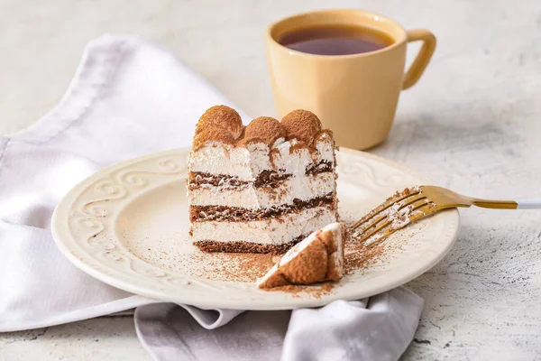 Piatto Con Gustoso Tiramisù Tavola — Foto Stock