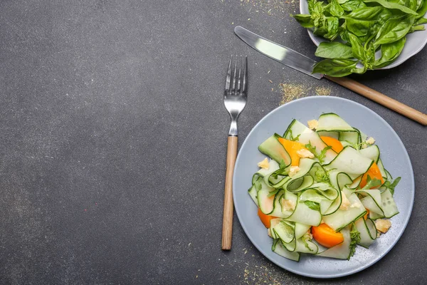 Koyu arkaplanda lezzetli salatalı tabak.