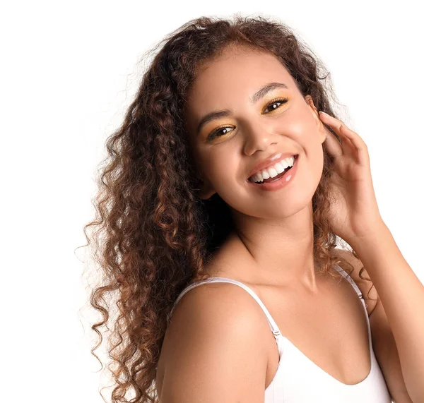 Beyaz arka planda güzel göz farları olan Afro-Amerikalı genç bir kadın.