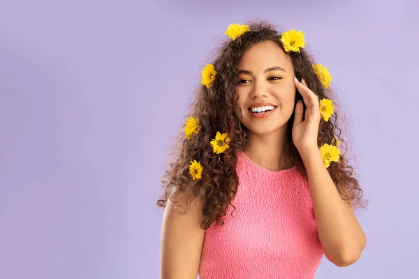 Ung Afro Amerikansk Kvinna Med Vackra Ögonskuggor Och Blommor Håret — Stockfoto