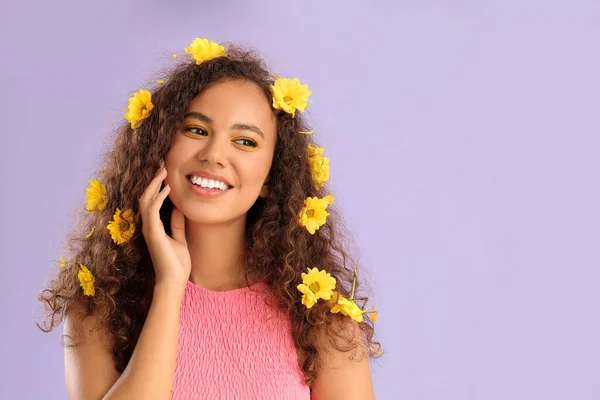 Jonge Afro Amerikaanse Vrouw Met Mooie Oogschaduwen Bloemen Haar Haar — Stockfoto
