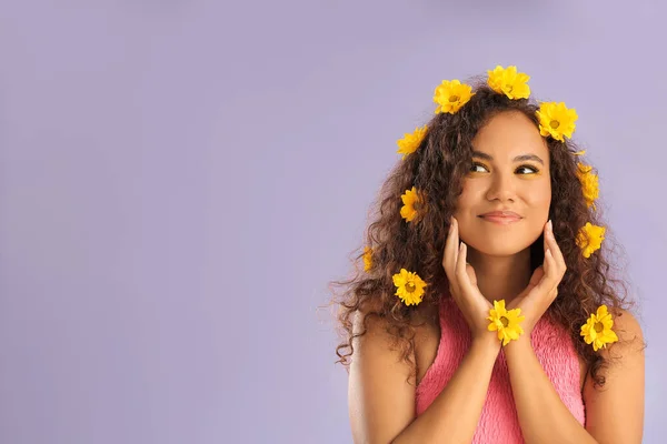 Genç Afro Amerikalı Kadın Güzel Göz Farları Saçlarında Çiçekler Var — Stok fotoğraf