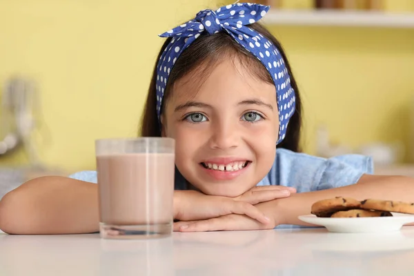 小女孩在家里喝着美味的巧克力牛奶 — 图库照片