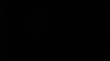 Karanlık arka planda M harfi görünüyor. İşaret dili alfabesi