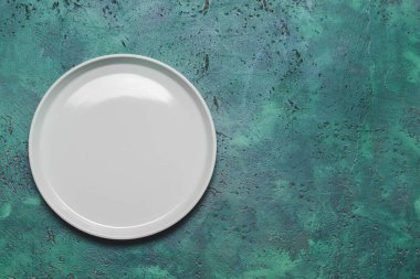 Renk arkaplanı üzerine temiz tabak