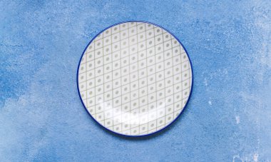 Renk arkaplanı üzerine temiz tabak