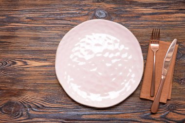 Ahşap arkaplanda basit tablo ayarı