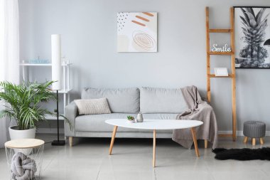 Oturma odasındaki kanepe çok şık.