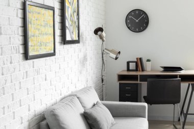 Kanepesi ve masası olan bir oturma odası.