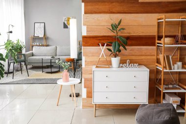 Çekmeceli, şık bir oda.