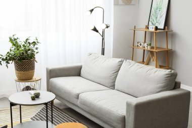 Oturma odasındaki kanepe çok şık.