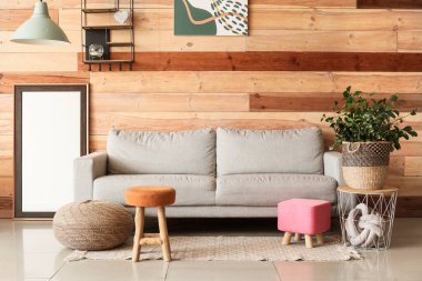 Kanepesi ve aynası olan şık bir oturma odası.