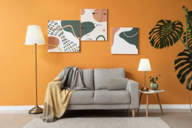 Kanepesi ve lambaları olan bir oturma odası.