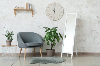 Ayna ve koltuk ile modern oturma odasının şık iç tasarımı