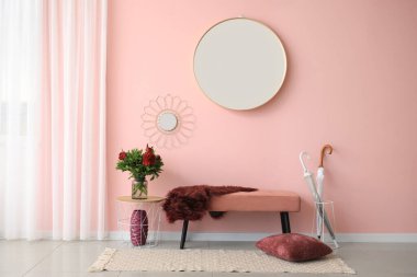 Aynalı ve banklı modern koridorun içi