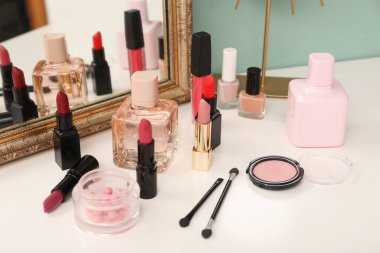 Makyaj malzemeleri soyunma odasındaki masada.