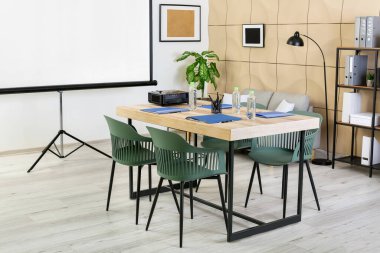 Ofisteki iş görüşmesi için masa hazırlandı.