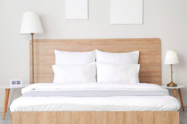 Otel odasında büyük, rahat bir yatak.