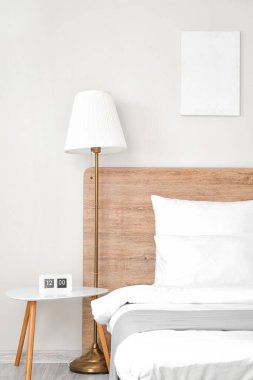 Otel odasında büyük, rahat bir yatak.