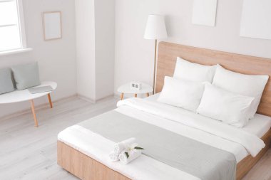 Otel odasında büyük, rahat bir yatak.