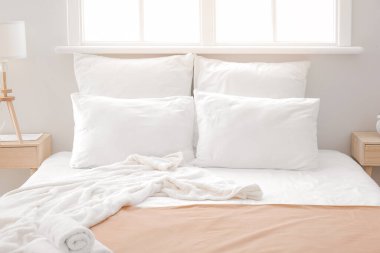 Otel odasında büyük, rahat bir yatak.