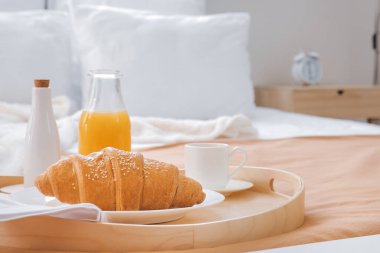 Otel odasında yatakta nefis bir kahvaltı.