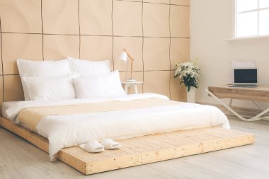 Otel odasında büyük, rahat bir yatak.