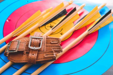 Okçuluk için oklar ve koruyucu teçhizat hedefte