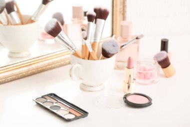 Masada fırçalar ve makyaj malzemeleri.