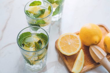 Masada taze limonata bardakları