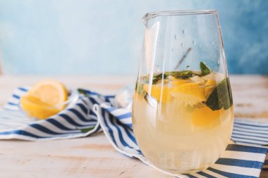 Masada bir sürahi taze limonata.