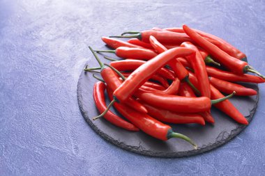 Koyu arkaplanda acı biberli levha.