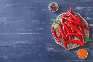 Koyu ahşap arka planda baharatlı acı biber.