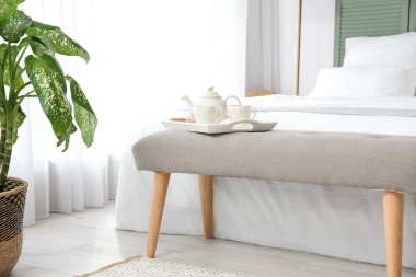 Modern şık yatak odasının içi.