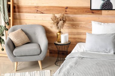 Koltuklu modern şık bir oda.