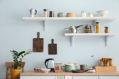 Mutfakta mutfak aletleri ve ürünleri var.