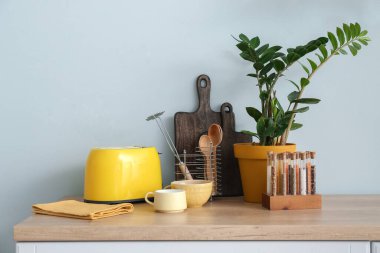 Mutfak tezgahındaki çatal bıçak takımı.