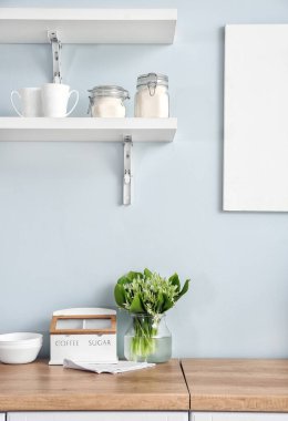 Mutfakta mutfak aletleri var.